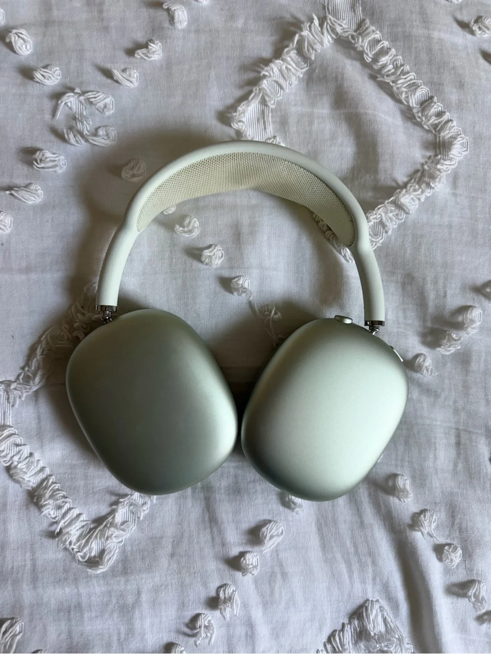 Apple air pod maxes green